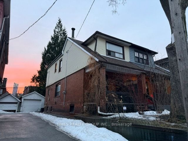 16 Nasmith Avenue, Toronto, ON, M5B 1J3