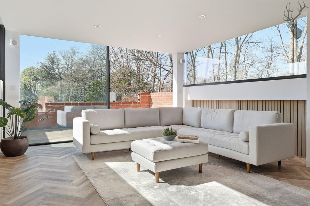 3 bed flat for saleWoodredon House, Epping EN9 photo 5