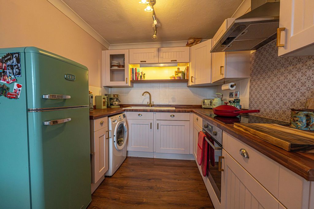 2 bed flat for saleCwrt Boston, Cardiff CF24 photo 3