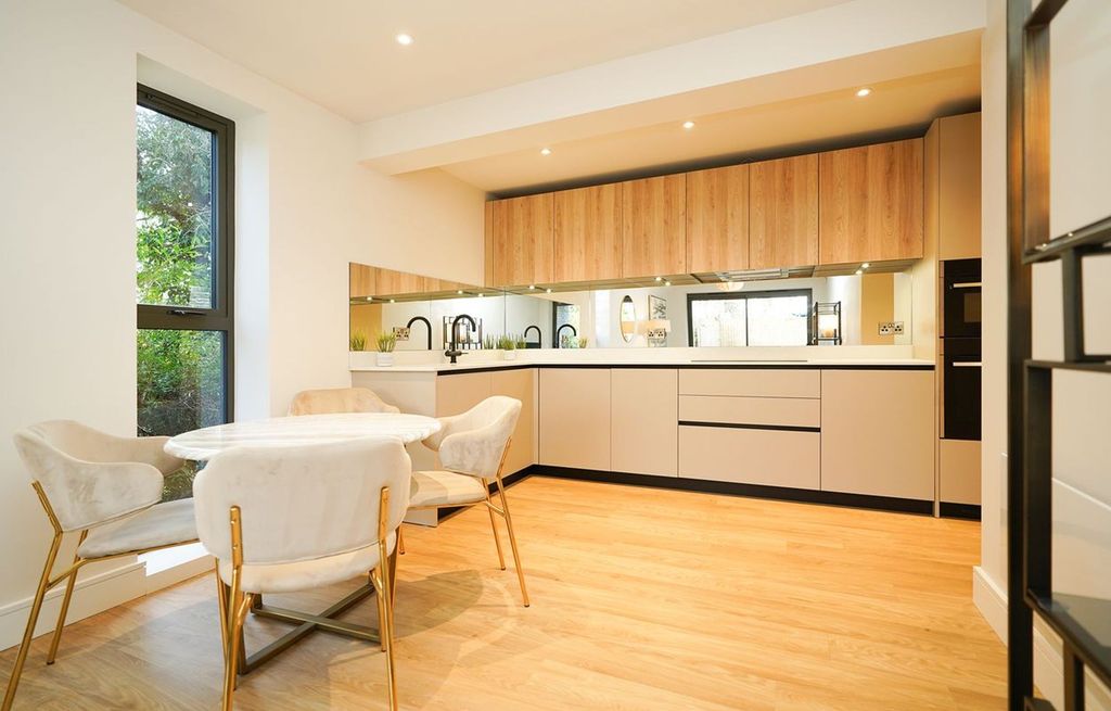 2 bed flat for saleApartment 5 Lydgate Green, Lydgate Lane, Crosspool S10 photo 2