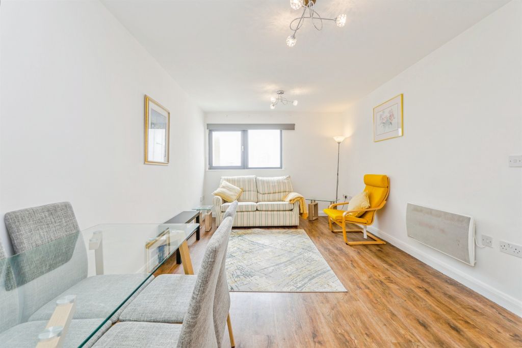 1 bed flat for saleLandmark Place, Cardiff CF10 photo 2