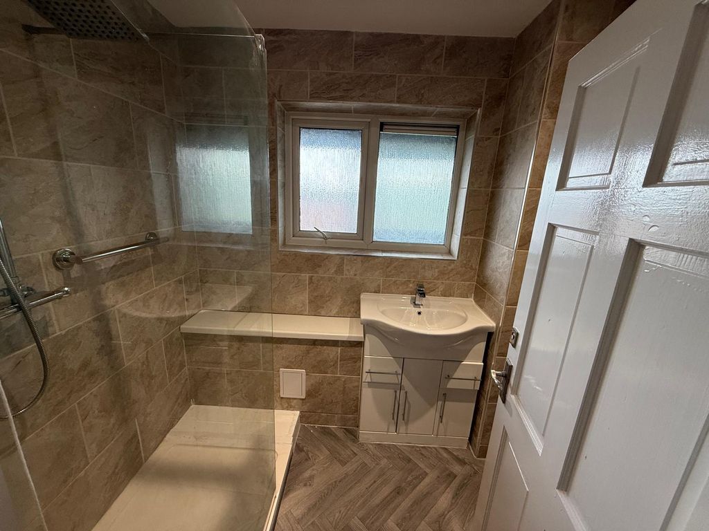 2 bed flat for saleHeol Ebwy, Cardiff CF5 photo 2