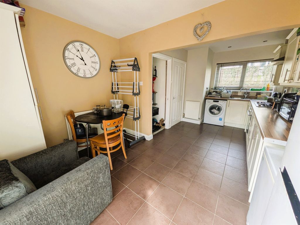 3 bed terraced house for salePennyfields, Greenmeadow, Cwmbran NP44 photo 3