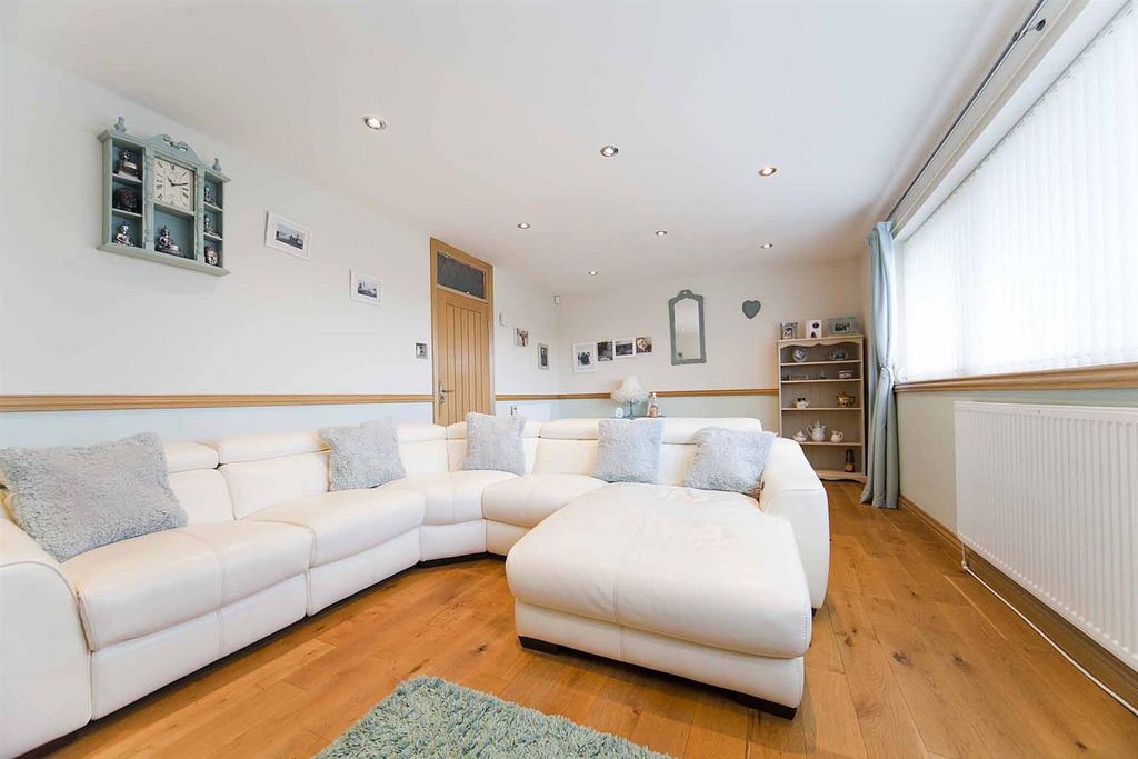 2 bed flat for saleElizabeth Way, Hartlepool TS25 photo 4
