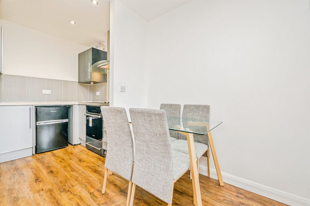 1 bed flat for saleLandmark Place, Cardiff CF10 photo 5