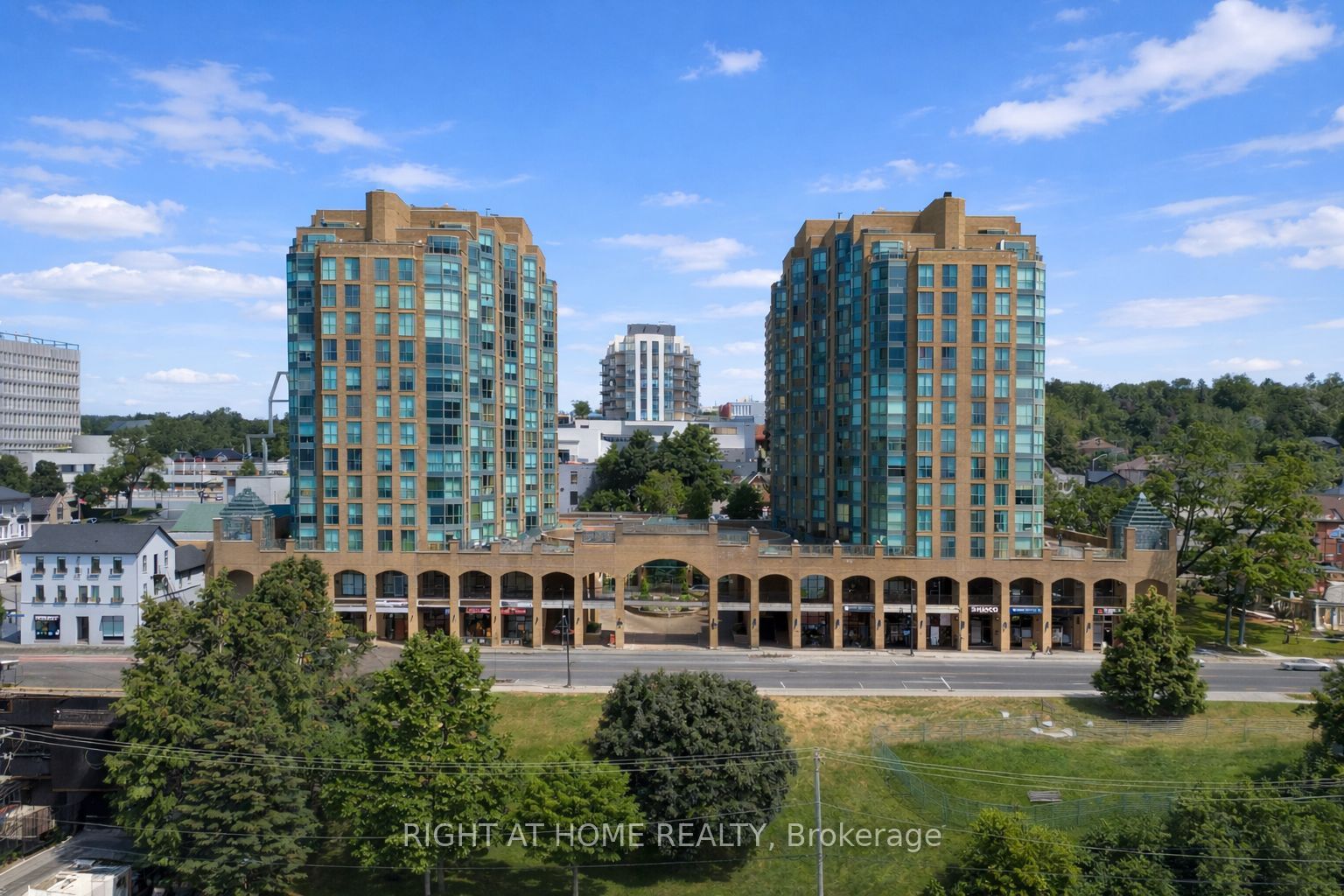 807-140 Dunlop Street E, Barrie, ON, L4M 6H9