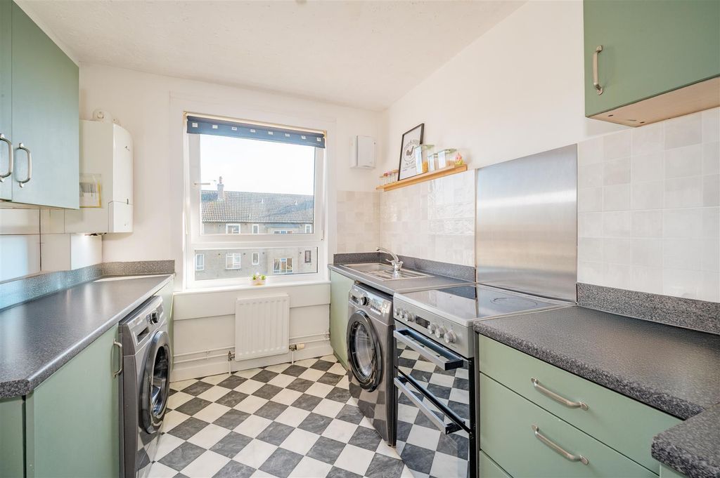 2 bed flat for saleKeith Place, Dundee DD4 photo 5
