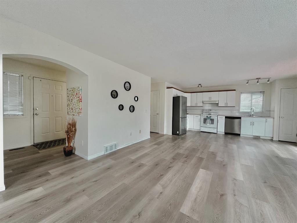 Additional image 3 of 139 Bridlewood Circle SW, Calgary, AB, T2Y 3L1