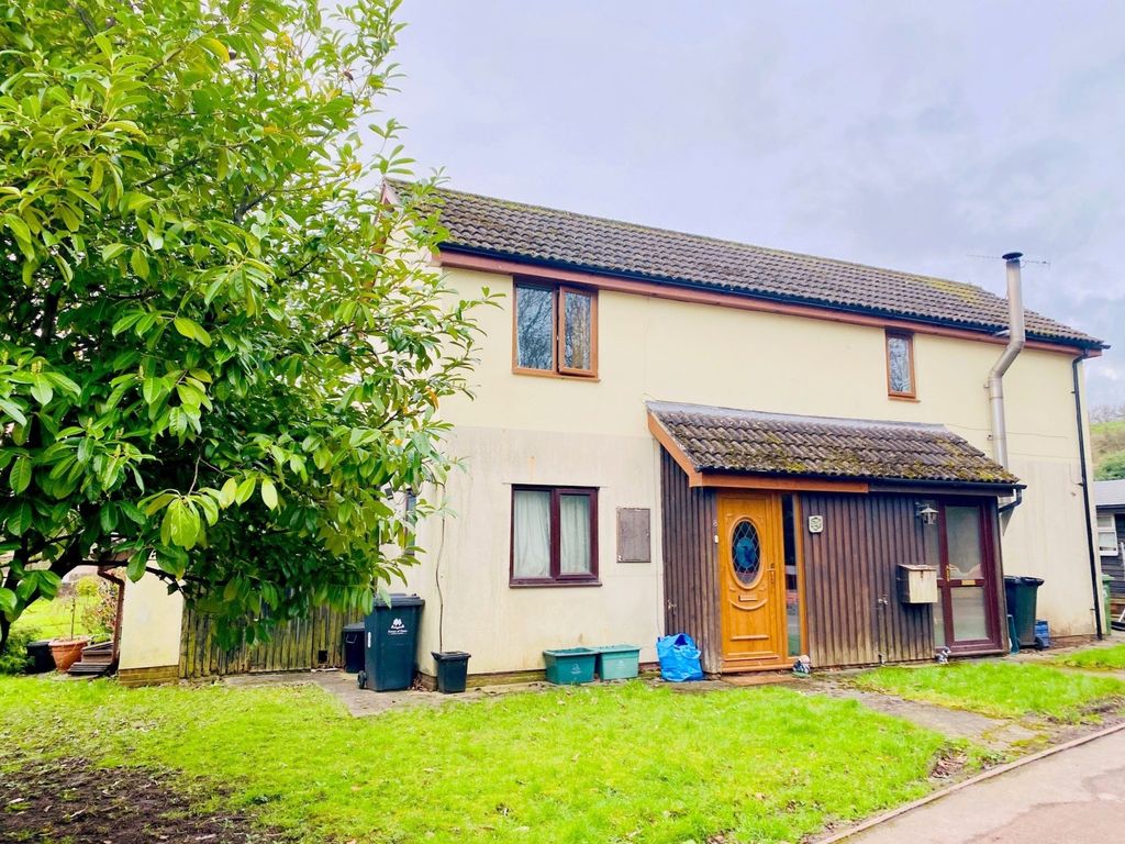 1 bed flat for saleVine Hall, High Street, Aylburton, Lydney, Gloucestershire GL15