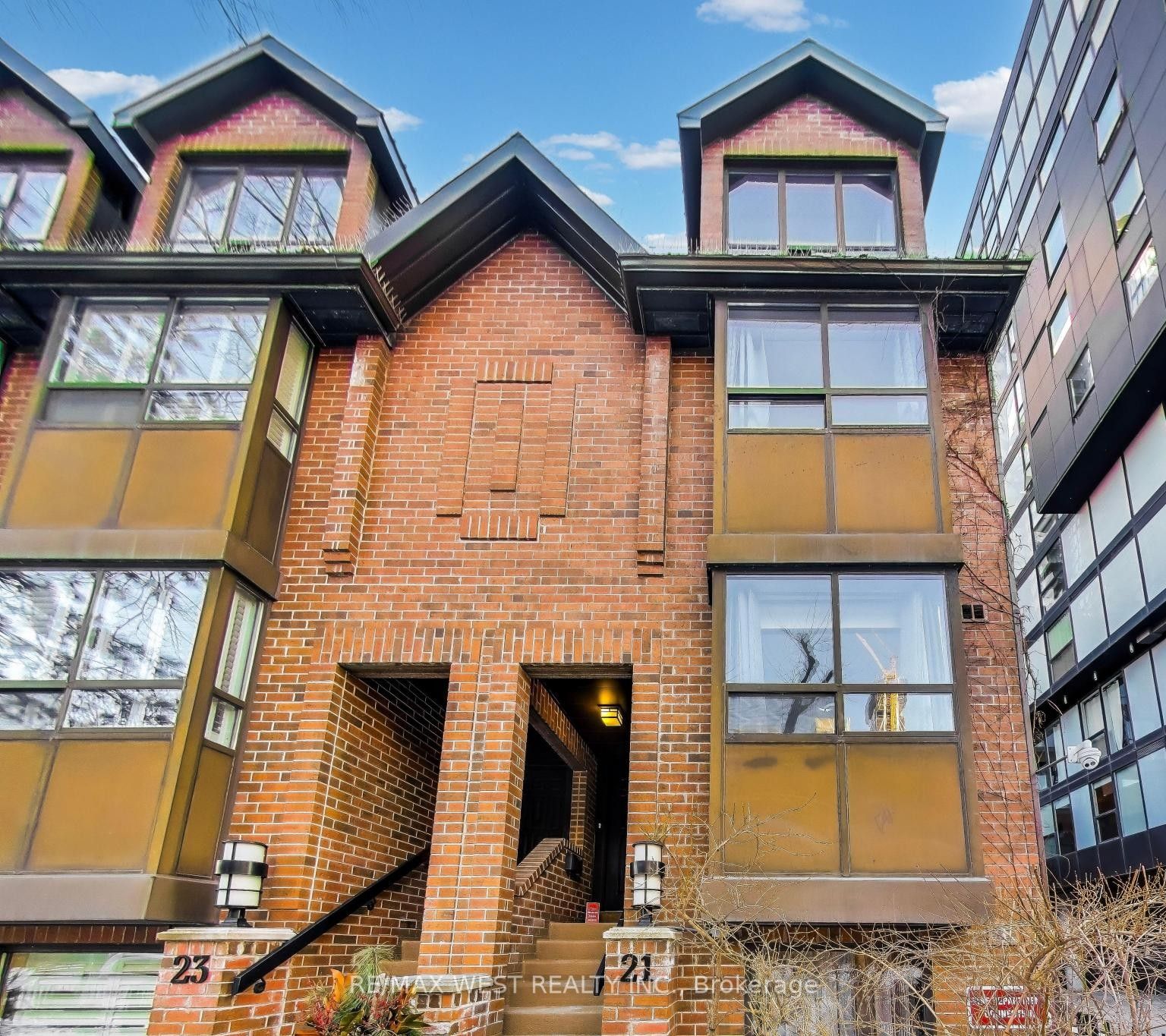 21 Dundonald Street, Toronto, ON, M4Y 1K3