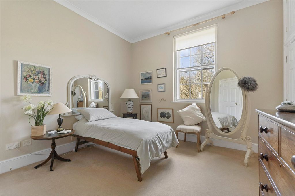 2 bed flat for salePeninsula Square, Winchester, Hampshire SO23 photo 5