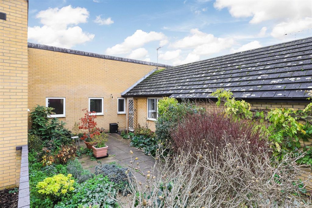 2 bed semi-detached bungalow for saleSherbourne Court, Cambridge CB4