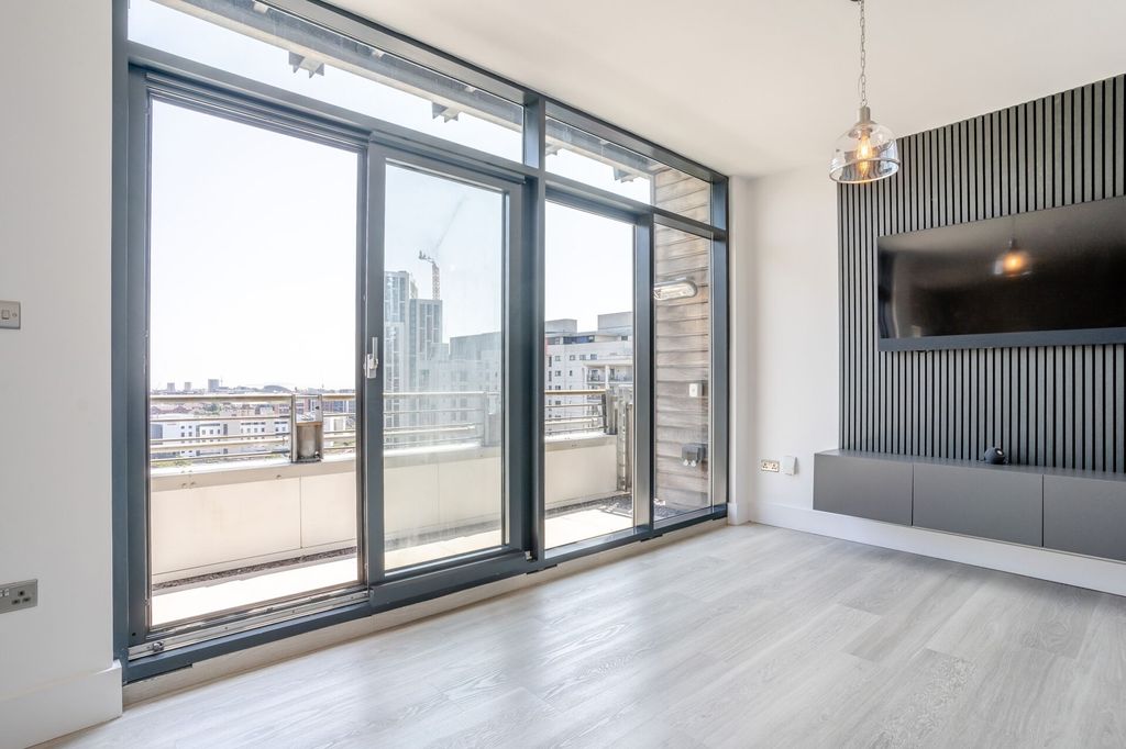 2 bed flat for saleCardiff CF10 photo 4
