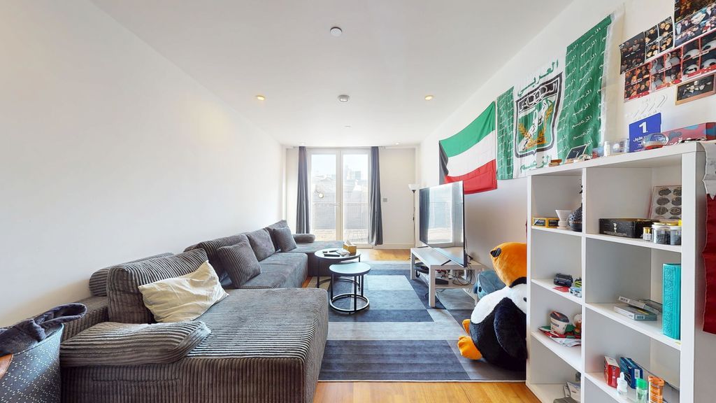 2 bed flat for saleThe Hayes, Cardiff CF10 photo 4