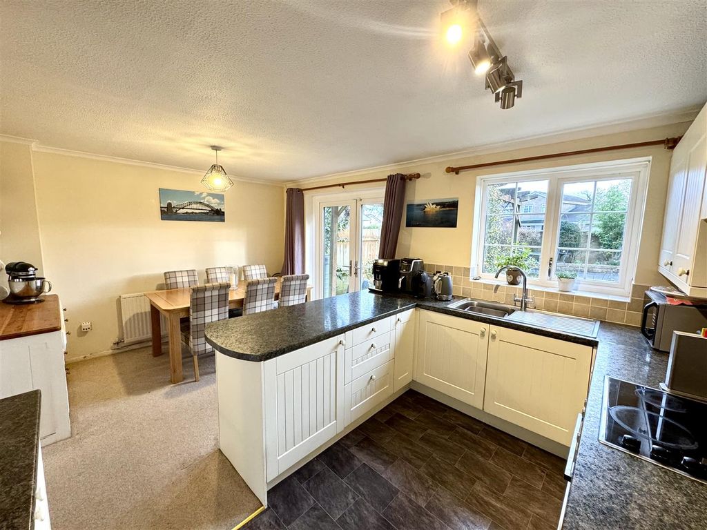 4 bed detached house for salePiercefield Avenue, Chepstow NP16 photo 4