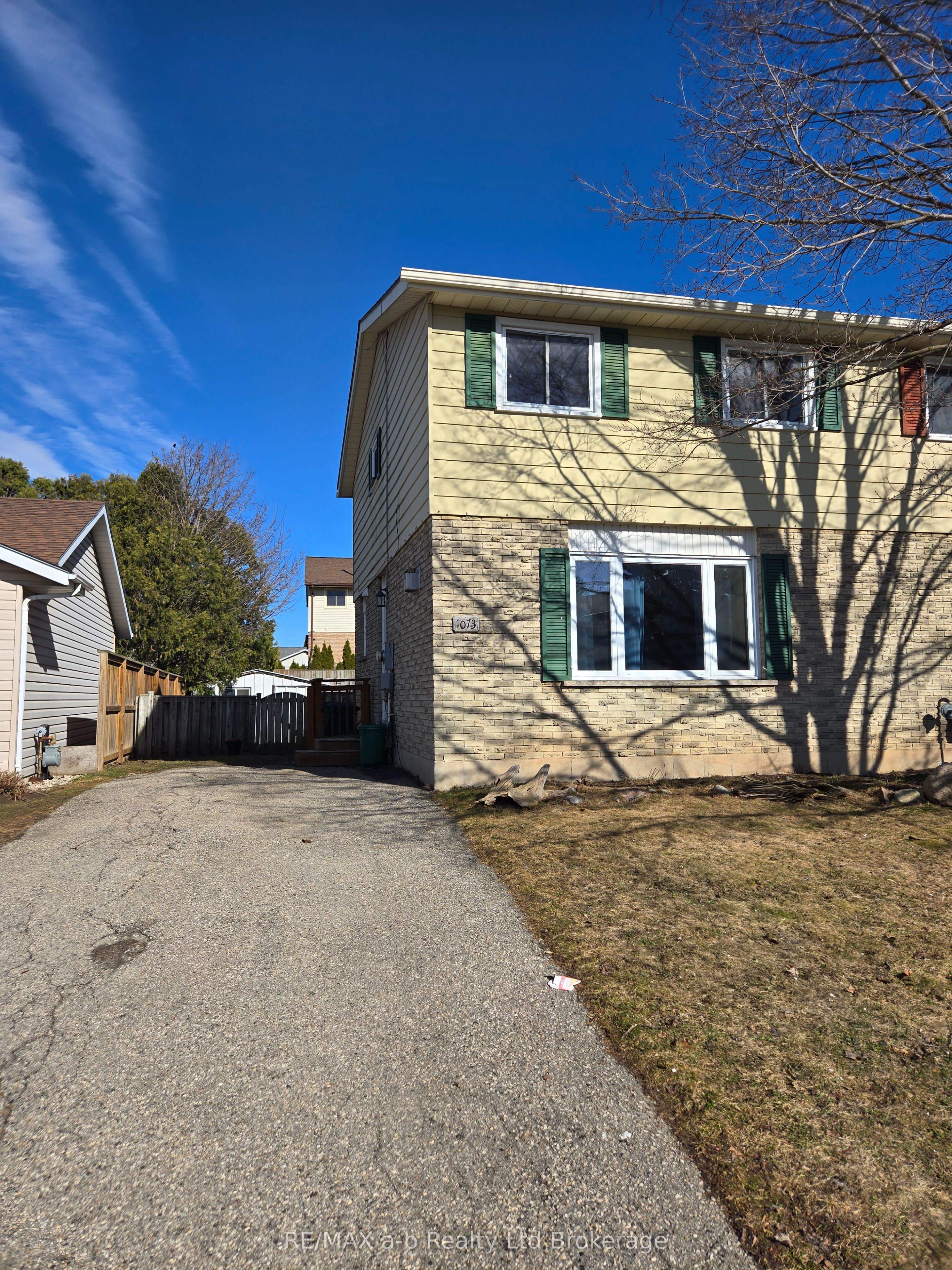 1073 Canfield Crescent, Oxford