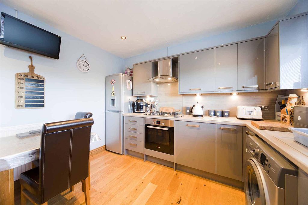 2 bed flat for saleElizabeth Way, Hartlepool TS25 photo 5