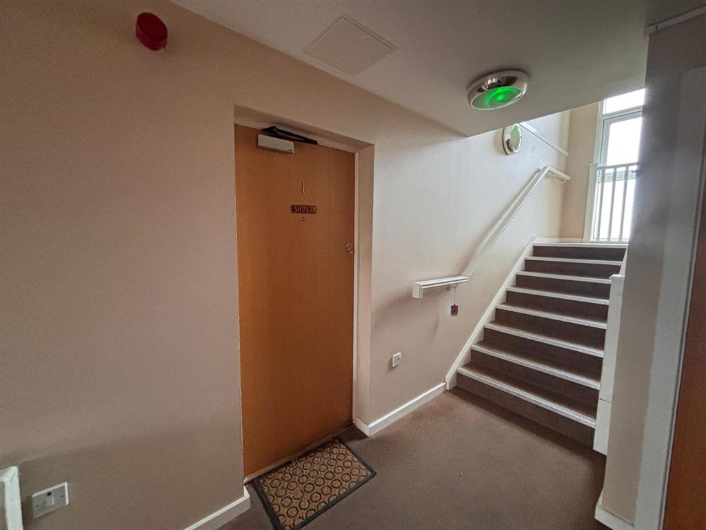 2 bed flat for salePentre Doc Y Gogledd, Llanelli SA15 photo 3