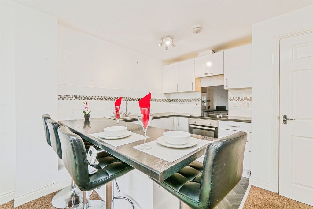 2 bed flat for saleWindsor Road, Cardiff CF24 photo 3