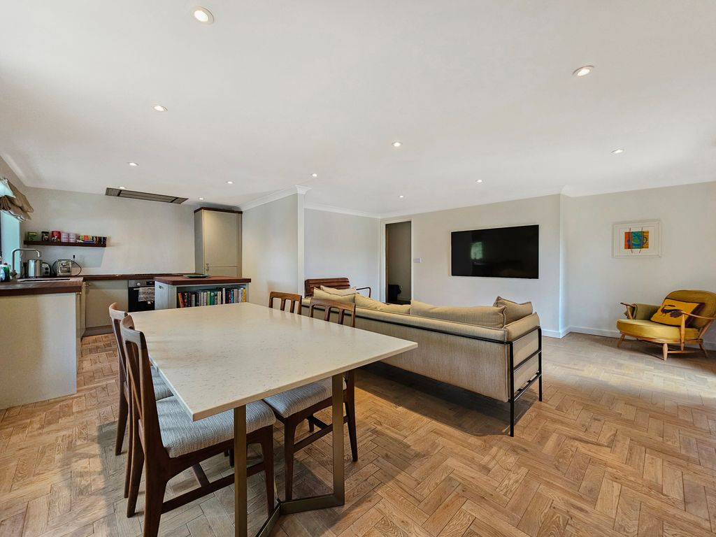 2 bed flat for saleDundee Close, Cambridge CB4 photo 2