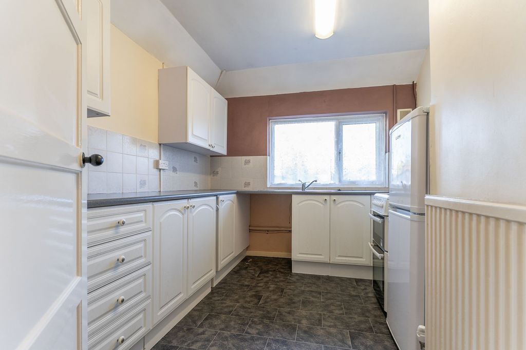 2 bed flat for saleNewport NP20 photo 2