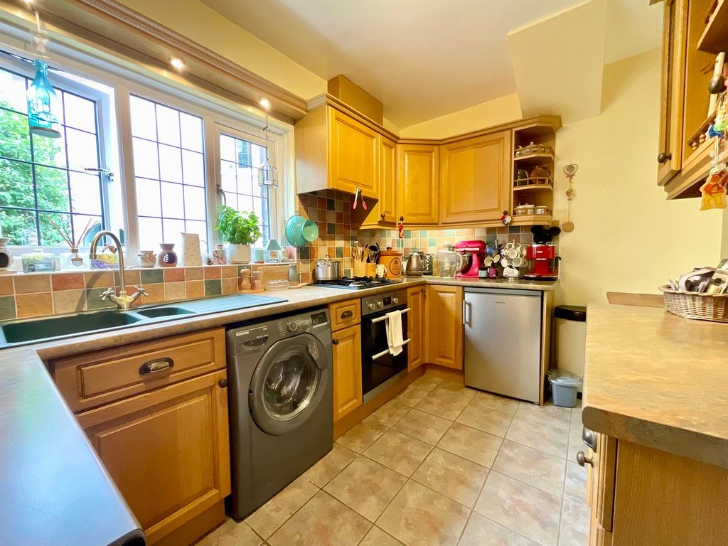3 bed semi-detached house for saleConigar Crescent, Usk NP15 photo 5