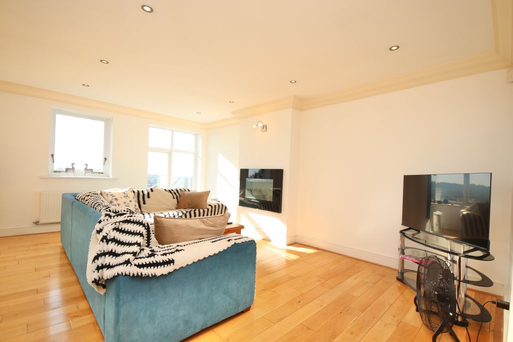2 bed flat for saleGreestone Mount, Lincoln LN2 photo 3