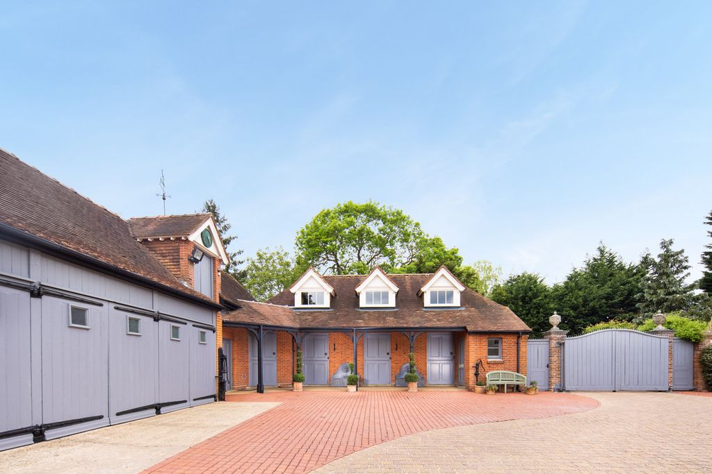6 bed detached house for saleEpping Upland, Epping CM16 photo 4