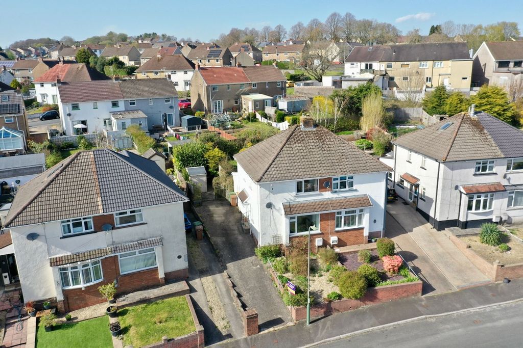 2 bed semi-detached house for saleHighfield Crescent, Pontllanfraith NP12
