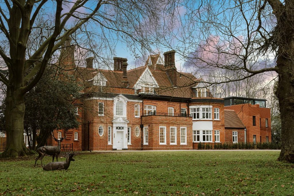 3 bed flat for saleWoodredon House, Epping EN9 photo 2