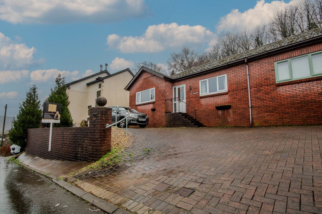 2 bed bungalow for saleManor Way, Pontypool NP4 photo 2