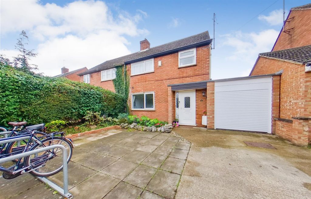 4 bed semi-detached house for saleIzaak Walton Way, Cambridge CB4