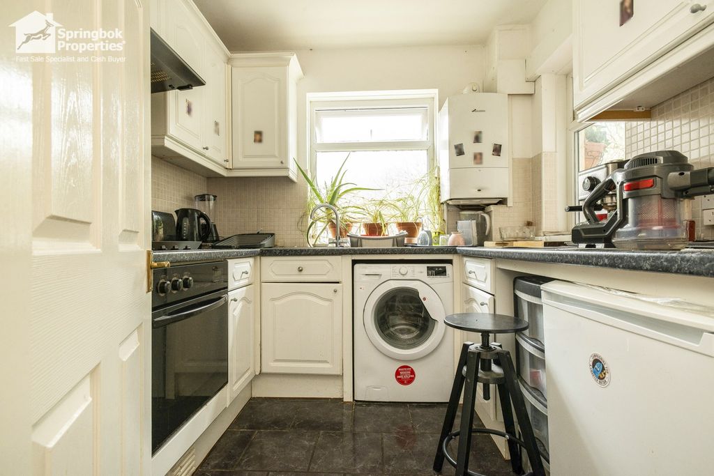 2 bed flat for saleRoding Close, Newport, Gwent NP20 photo 3