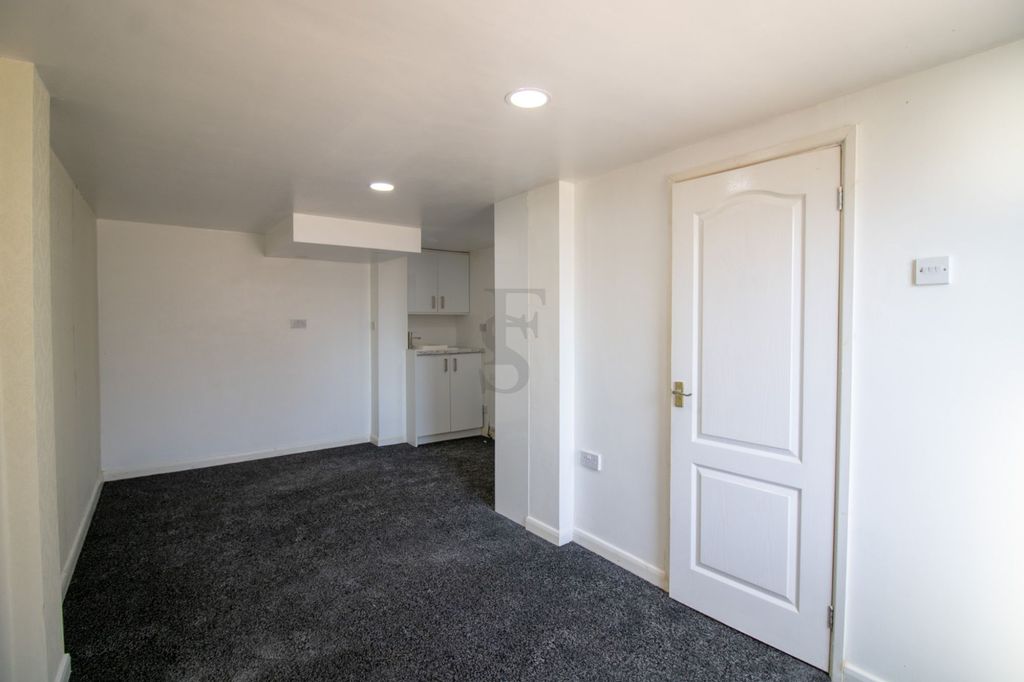 5 bed detached house to rentKew Drive, Oadby LE2 photo 5