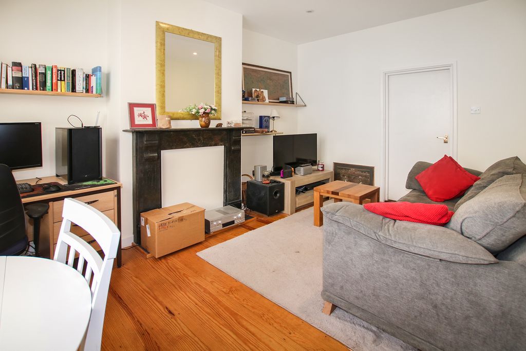 Additional image 2 of 1 bed property to rent8, Hauteville, St Peter Port, Guernsey GY1