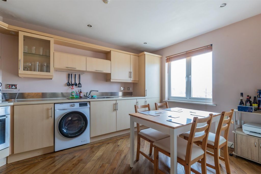 2 bed flat for saleAmalfi House, Cardiff Bay CF10