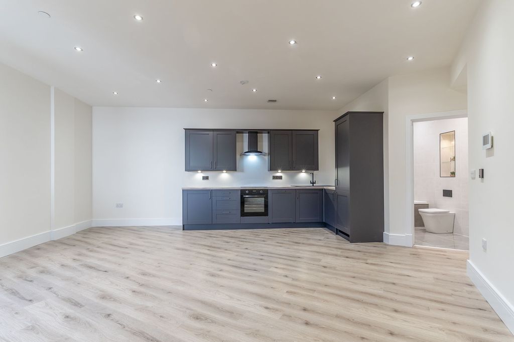 2 bed flat for saleStow Hill, Cathedral Heights NP20 photo 3