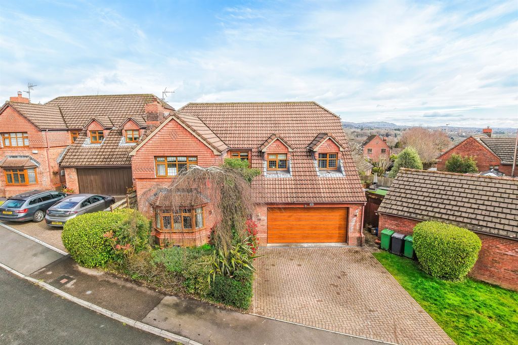 4 bed detached house for salePilgrim Close, Radyr, Cardiff CF15