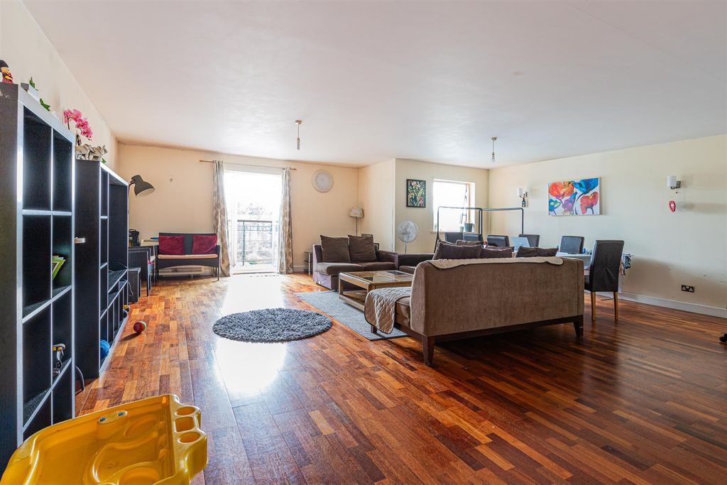 2 bed flat for saleHenke Court, Atlantic Wharf, Cardiff Bay CF10
