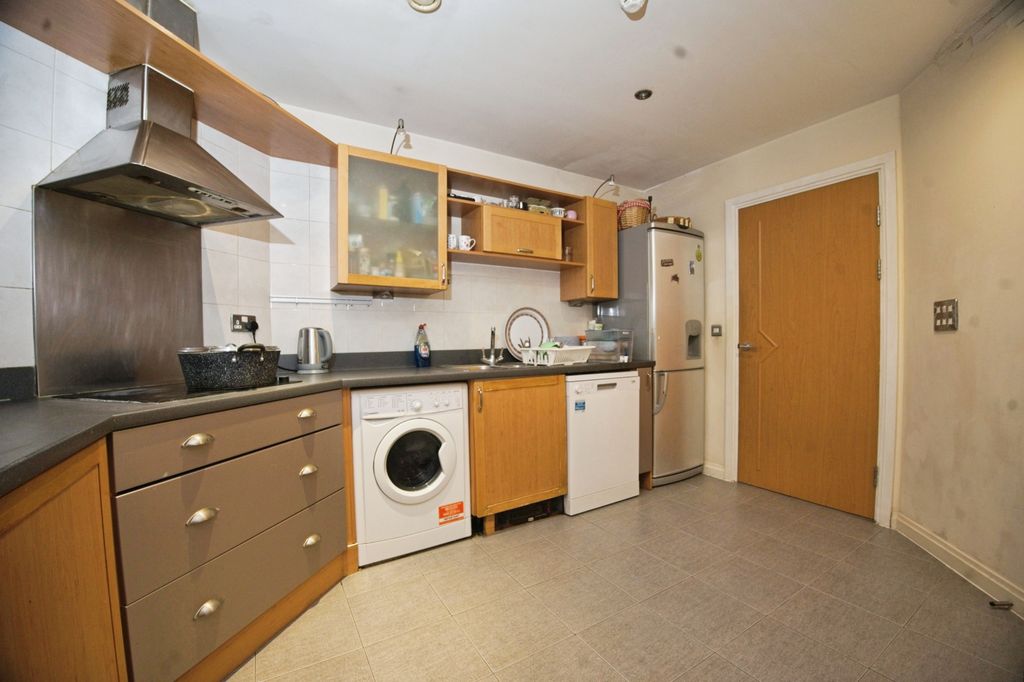 Additional image 2 of 3 bed flat for saleLynton Court, Cardiff, South Glamorgan CF10