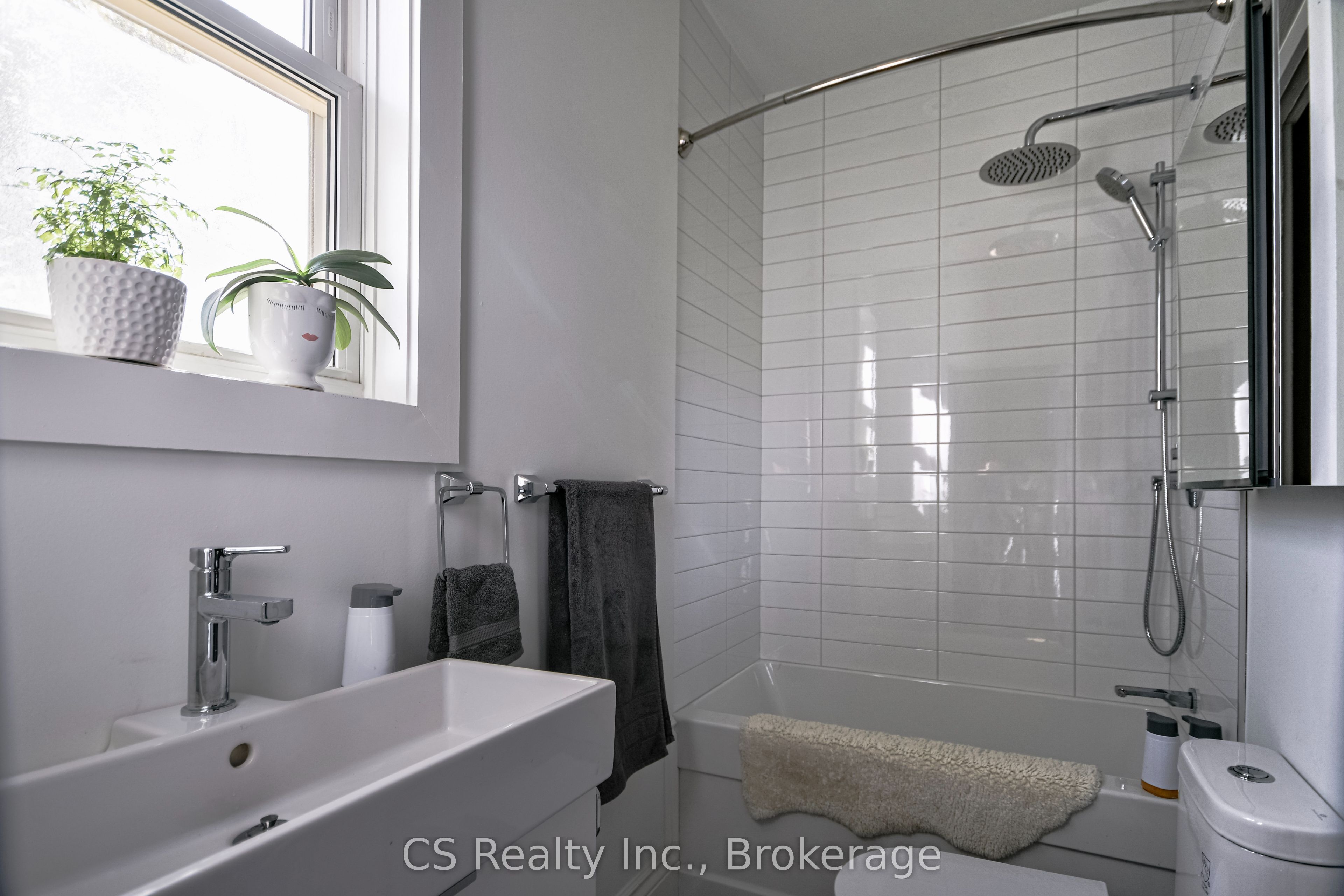1-2133 Gerrard Street E, Toronto, ON, M4E 2C1 photo 2