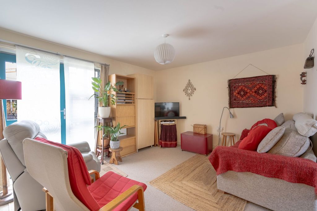 1 bed flat for saleBarnwell Road, Stepneys CB5 photo 2