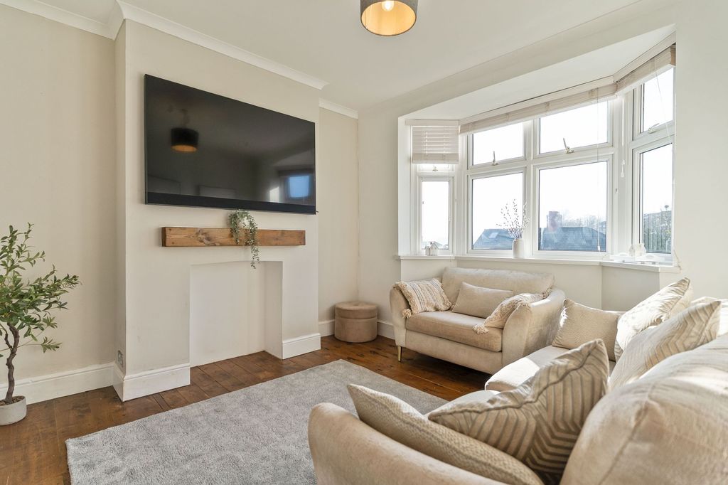 3 bed semi-detached house for saleBrynglas Road, Newport NP20