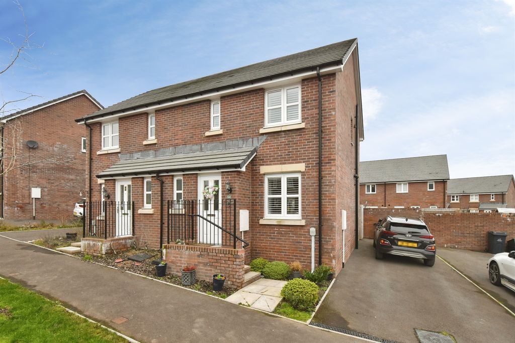 3 bed semi-detached house for saleCarn Y Cefn, Ebbw Vale NP23