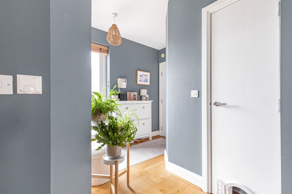 2 bed flat for saleScholars Walk, Cambridge CB4 photo 4