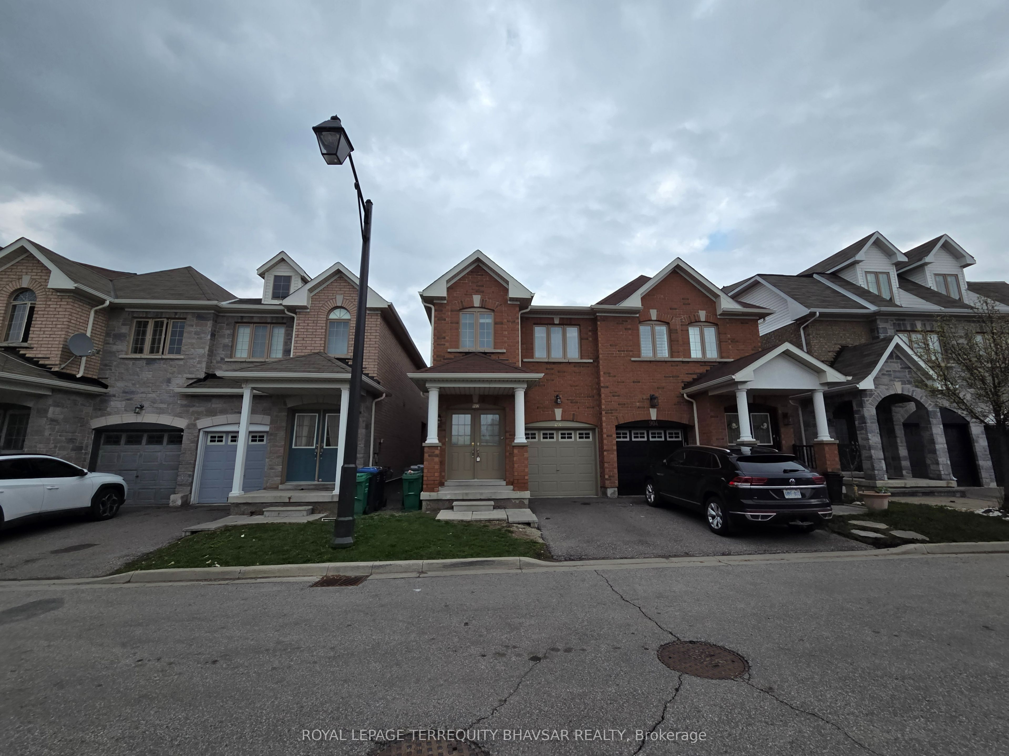 902 Francine Crescent, Mississauga, ON, L5V 0E2