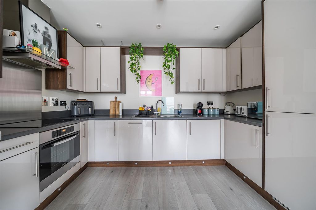 Additional image 4 of 2 bed flat for saleKestrel Court, Heron Way, Maidenhead SL6