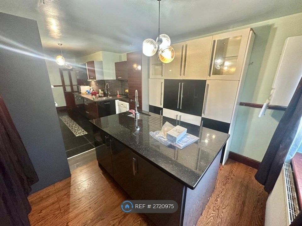 Additional image 4 of 6 bed detached house to rentLuxury Living And Fully Furnished, Huddersfield HD2