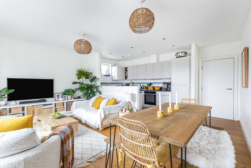 2 bed flat for saleScholars Walk, Cambridge CB4 photo 3