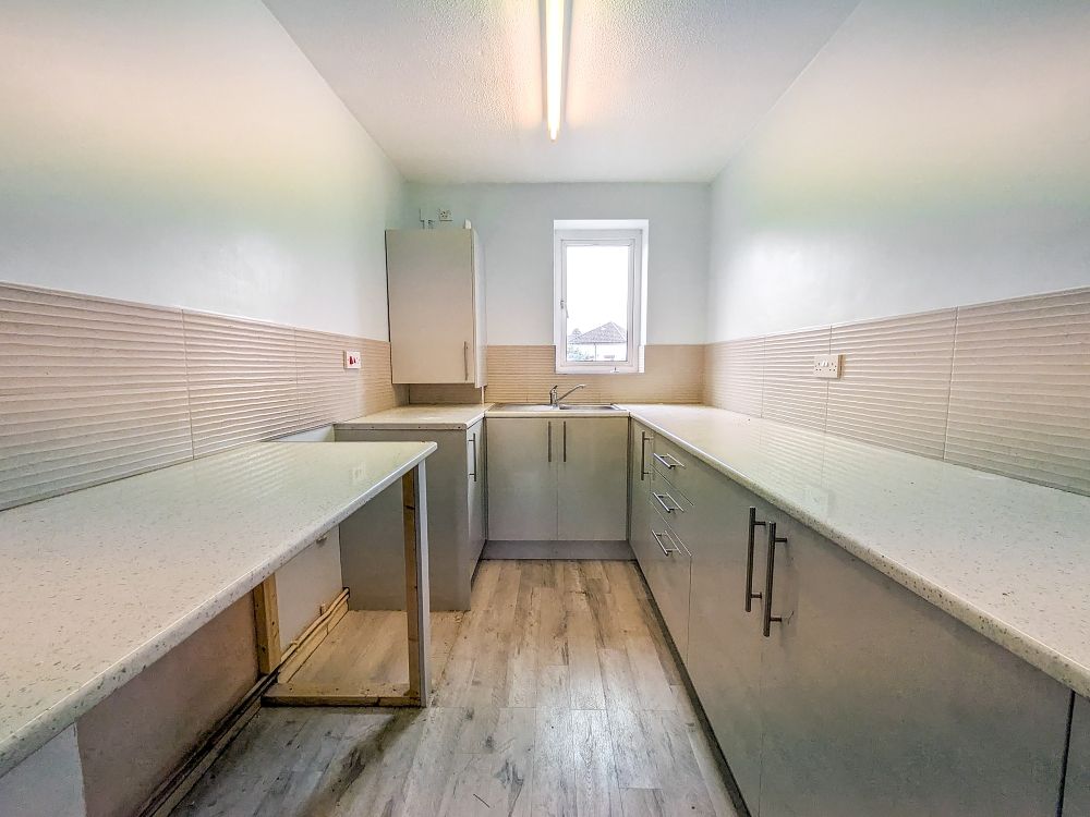 2 bed flat for saleBailey Close, Cardiff CF5 photo 4